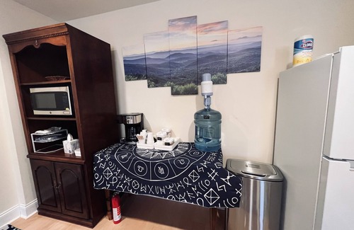 Cross Keys Casa | Private, safe, quiet, 2 bedrooms, spacious living room, kitchenette & study area