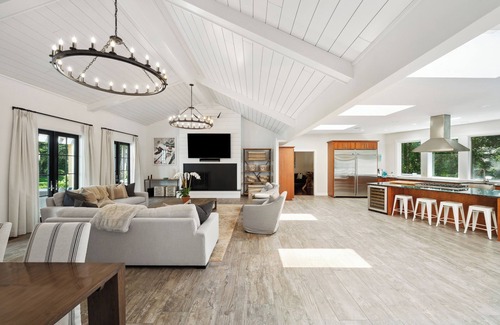 North Haven Casa | Private Sag Harbor estate on expansive property with sprawling manicured lawns