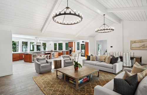 North Haven Casa | Private Sag Harbor estate on expansive property with sprawling manicured lawns