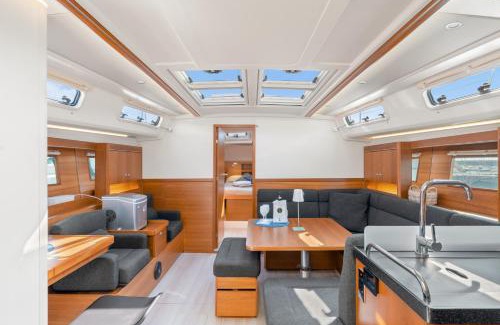 Positano City Centre Alquiler De Eote | Private Sail Yacht on the Amalfi Coast Escape the Crowds in Style