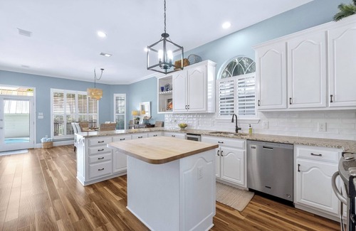 Villages of Crystal Beach Casa | Private Saltwater Pool - 3 Min Walk to Beach - Crystal Beach - Sleeps 10!