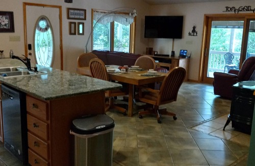 Van Buren Casa | Private scenic Ozark Mountain retreat near beautiful Current River; sleeps 1-10!