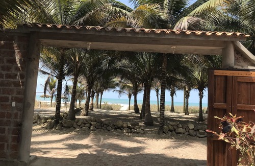 Canoa Casa | Privado1 acre Estado- paraíso de la selva tropical con piscina. FRENTE A LA PLAYA - ÚNICO!