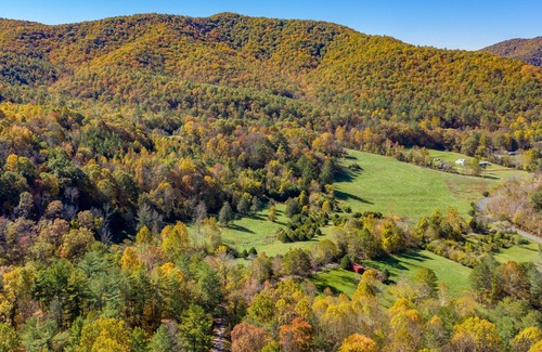 Elkton Cabina | Private Shenandoah Cabin Chalet Luray Fire Pit