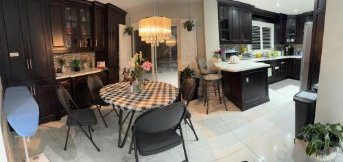 Mississauga Casa | Private Single Bedroom in City Centre Q66