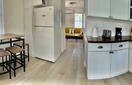 Ludlam Cabaña | Private smoke free cottage in Coral Gables free parking WiFi washer & dryer