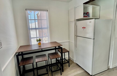 Ludlam Cabaña | Private smoke free cottage in Coral Gables free parking WiFi washer & dryer