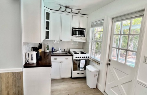 Ludlam Cabaña | Private smoke free cottage in Coral Gables free parking WiFi washer & dryer