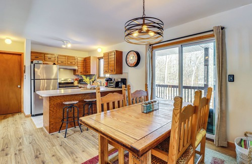 Long Pond Cabina | Private Spa, Fire Pit & Deck: Poconos Home!