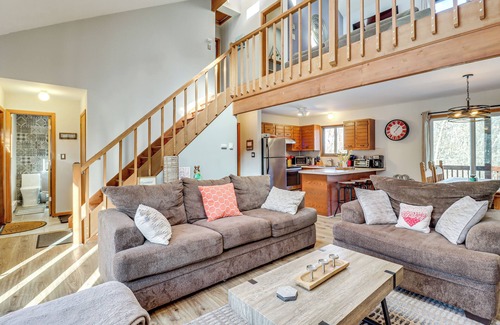 Long Pond Cabina | Private Spa, Fire Pit & Deck: Poconos Home!