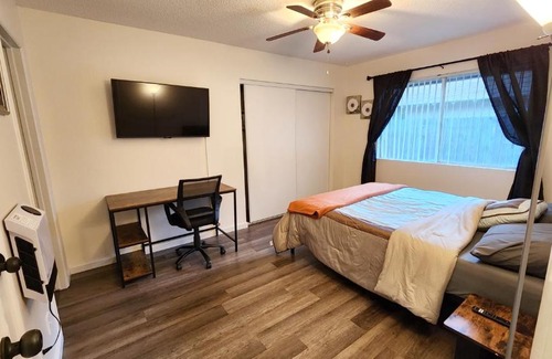 East Hemet Casa | Private, Spacious, 4x Queen, 300 MBPS Internet with Backyard!