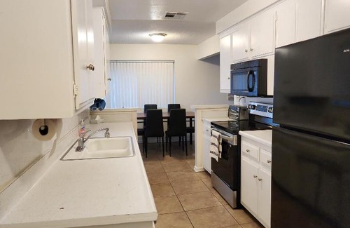 East Hemet Casa | Private, Spacious, 4x Queen, 300 MBPS Internet with Backyard!