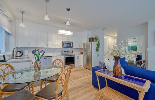 Regional District of Nanaimo Casa | Private! Spacious 1-BDRM Guesthouse steps from the beach in the Heart of QB!