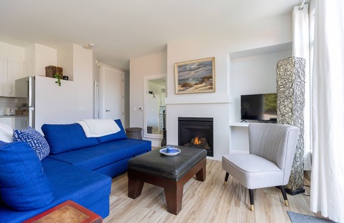 Regional District of Nanaimo Casa | Private! Spacious 1-BDRM Guesthouse steps from the beach in the Heart of QB!