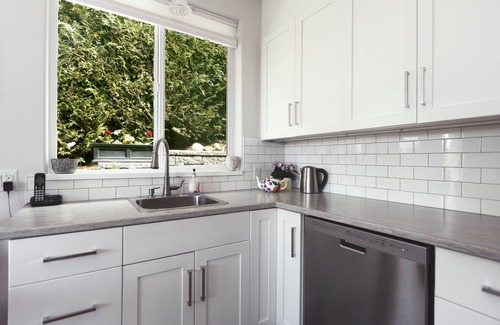 Regional District of Nanaimo Casa | Private! Spacious 1-BDRM Guesthouse steps from the beach in the Heart of QB!