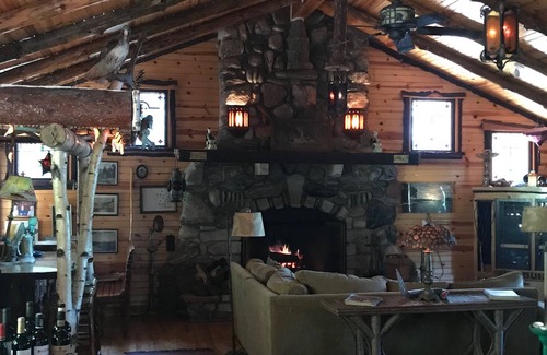 Mayfield Cabina | Private spacious lakefront lodge on 180 acres.