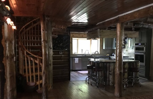 Mayfield Cabina | Private spacious lakefront lodge on 180 acres.