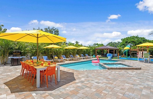 Palma Sola Casa | Private Splash Pad, Pickleball, Htd Pool, Hot Tub