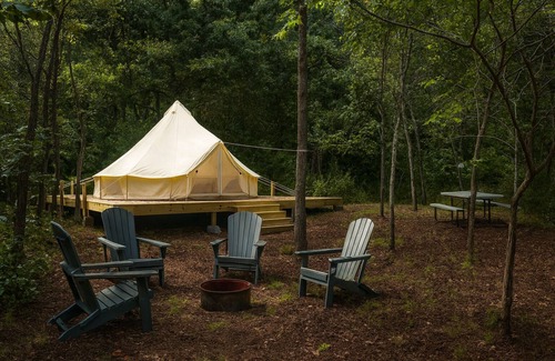 Boss Apartamento | Private Stargazing Tent Dogwood Den – Peaceful Glamping with Fire Pit & Open Skies