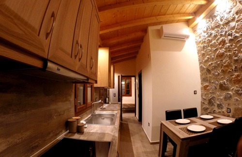 Leonidio Casa | MANOR OF L. A. · Casa de piedra privada con increíble patio en zona tranquila