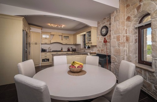 Agia Marina Villa | La villa privada de piedra aislada se sentó sobre los valles naturales de Lythakia y Agalas