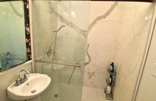 Rampart Village Apartamento | Private Studio 420-friendly in DTLA's Heart!