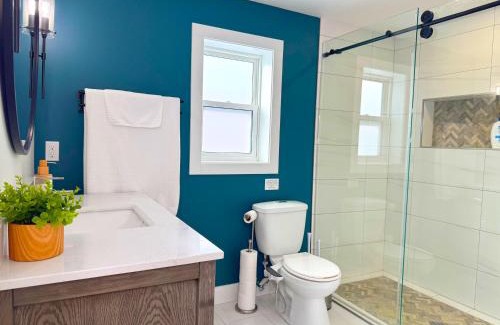 Williams Lake Casa | Private Studio - 5 Min to DT - Self Check-In - 75 Inch TV