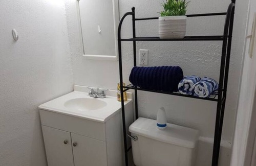 Brookhollow Apartamento | Private studio apartment with full kitchen & bath