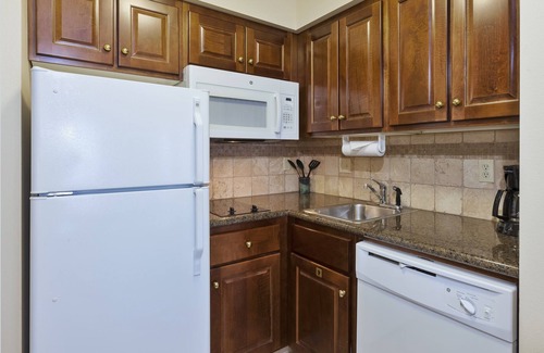 Okemos Apartamento | Estudio privado Desayuno gratis. Piscina y jacuzzi. Cerca de la universidad de estado de Michigan.