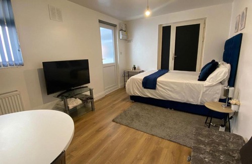 Harlington Apartamento | Private Studio Outhouse near Heathrow- Free Parking