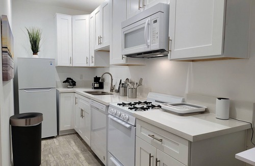 Beverly Hills Apartamento | Private studio w/ kitchen & parking space by the Mr C. Hotel! 5 min to Rodeo Dr