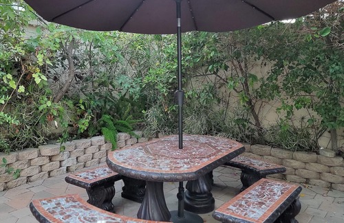 Beverly Hills Apartamento | Private studio w/ kitchen & parking space by the Mr C. Hotel! 5 min to Rodeo Dr