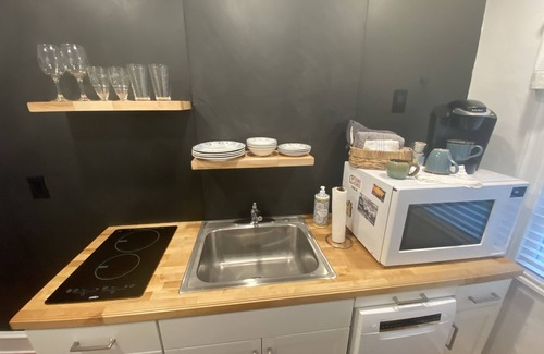 Wilmington Apartamento | Private Studio walking distance to restaurants, night life, golf.