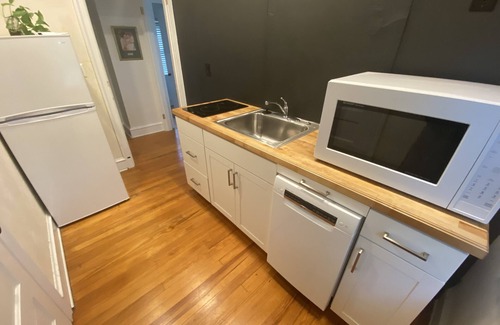 Wilmington Apartamento | Private Studio walking distance to restaurants, night life, golf.