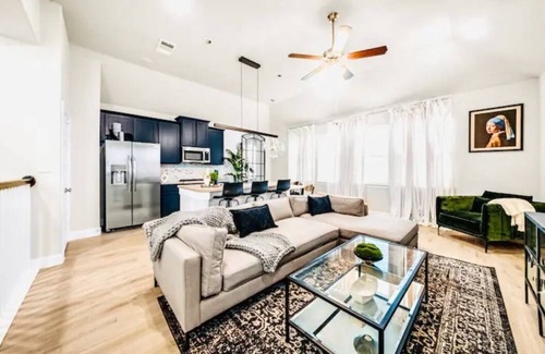 Central Southwest Casa | Private + Stylish 3BR/2.5BA near NRG/DT/Med Center