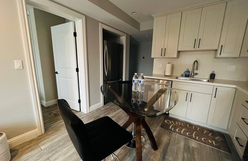 Lakeshore Casa | Casa de nueva construcción 1Bd1Ba Sala de estar Cocina en Nice & Decent Neighborhood