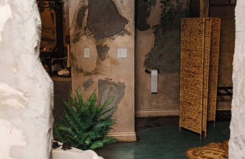 American Fork Cama Y Desayuno | Private Suite AirJet Tub & Waterfall Shower, Cove Themed
