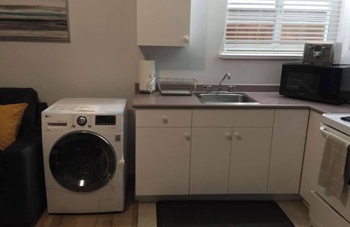 Sappertown Cama Y Desayuno | Private Suite!! Convenient location for Commuters, Essential Workers and Trades!