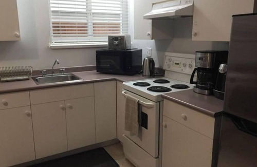 Sappertown Cama Y Desayuno | Private Suite!! Convenient location for Commuters, Essential Workers and Trades!