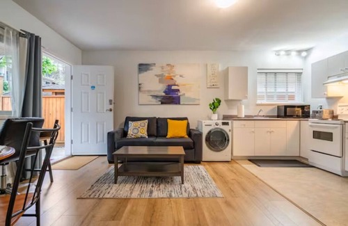 Sappertown Cama Y Desayuno | Private Suite!! Convenient location for Commuters, Essential Workers and Trades!