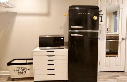 Inman Park Apartamento | Private Suite in Little Five Points – Walkable, Hot Tub, Kitchen, Parking