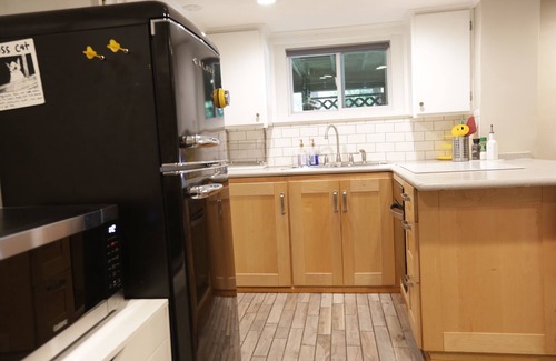 Inman Park Apartamento | Private Suite in Little Five Points – Walkable, Hot Tub, Kitchen, Parking