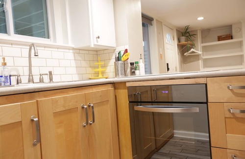 Inman Park Apartamento | Private Suite in Little Five Points – Walkable, Hot Tub, Kitchen, Parking