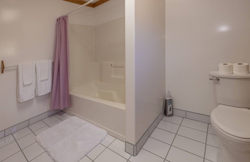 Hot Springs Cabina | Private Suite in Rustic Cabin - Room 230