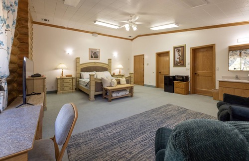 Hot Springs Cabina | Private Suite in Rustic Cabin - Room 230