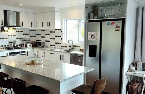 Tauranga Cama Y Desayuno | Private Suite in Shared Family Home in Otumoetai - 'Sherwood Forest'