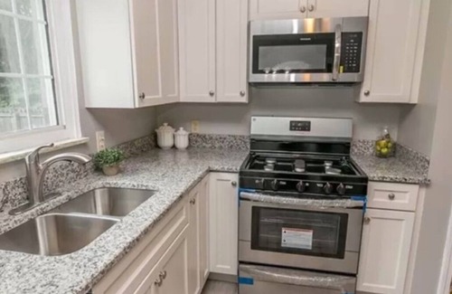 Shaker Heights Casa | Private suite in Shaker Heights near downtown
