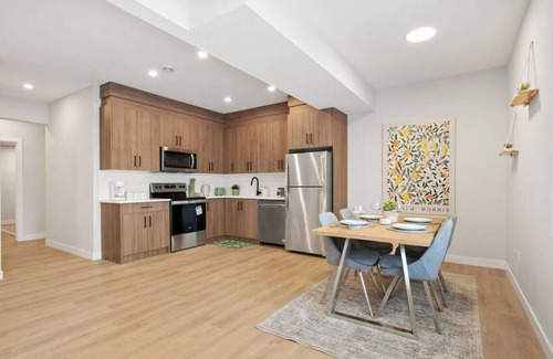 Chestermere Casa | Private Suite » Near Canal » AC » King Bed /w TV