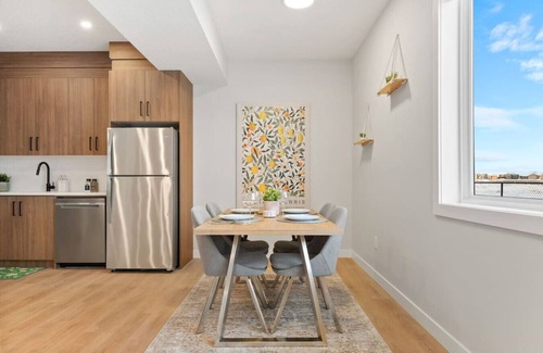 Chestermere Casa | Private Suite » Near Canal » AC » King Bed /w TV