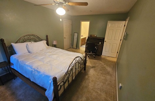 Lakeland Cama Y Desayuno | Private Suite on Wooded Lot – Near Memphis & Blue Oval City